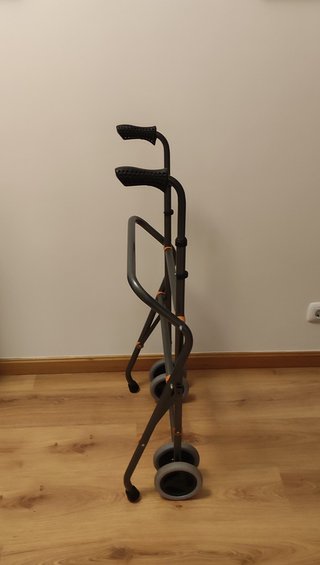 ANDADOR PLEGABLE CON RUEDAS