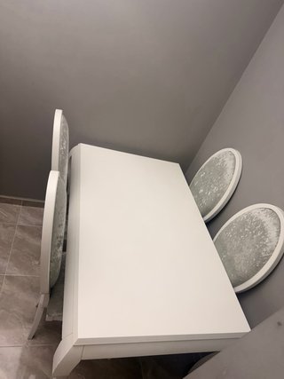 Mesa y 4 Sillas Blancas Estilo Clásico