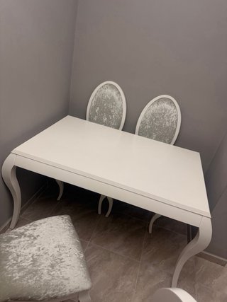 Mesa y 4 Sillas Blancas Estilo Clásico