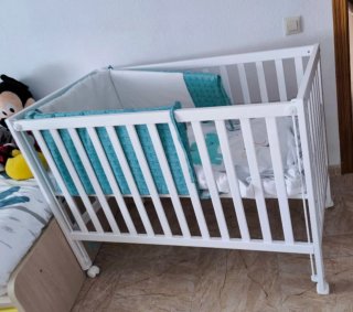 Cuna de bebé blanca