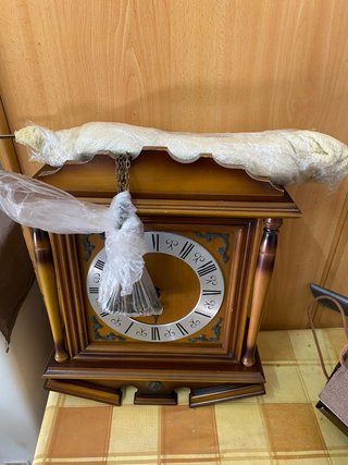 Reloj de pared , con pendulo y cadena