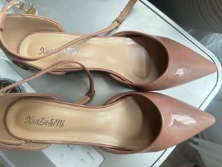 Zapatos de tacón beige y rosa