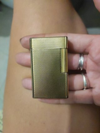 Elegante encendedor S.T. Dupont dorado