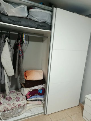 Guardaroba bianco con ante scorrevoli