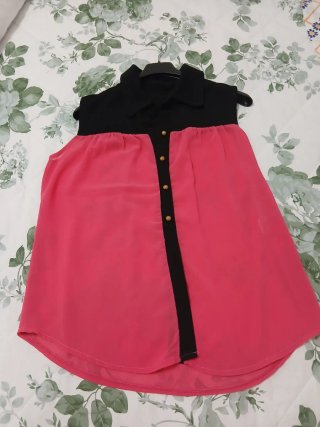 Camicia smanicata nera e fucsia
