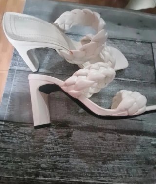 Sandalias blancas de tacón con tiras trenzadas