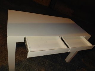 Mesa blanca 2 cajones buena calidad