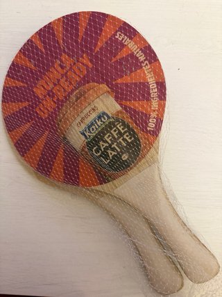 Palas de playa de madera con pelota