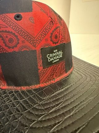 Gorra Snapback Criminal Damage Roja y Negra