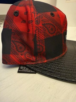 Gorra Snapback Criminal Damage Roja y Negra