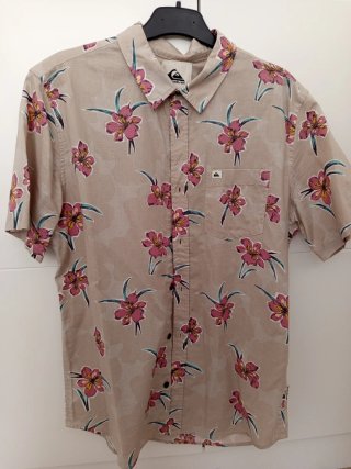 Camisa Quiksilver floral beige y rosa