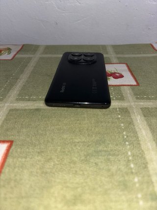 Xiaomi Redmi Note 14 Pro 5G en color Negro Mediano