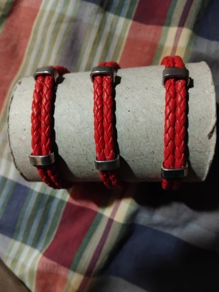 Pulsera trenzada roja para mujer de cuero.