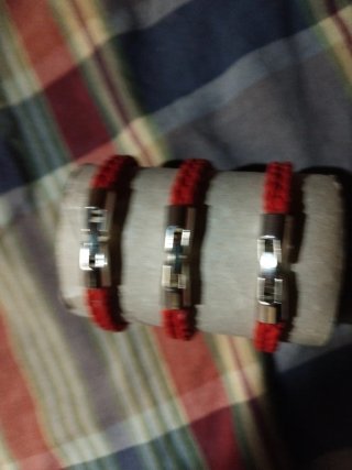 Pulsera trenzada roja para mujer de cuero.