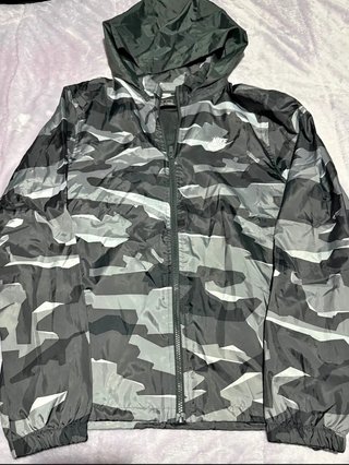 Chaqueta Nike Camuflaje Gris y Blanca