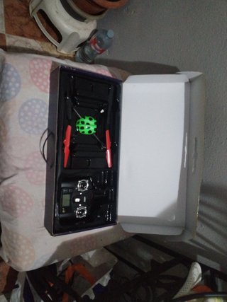 Dron verde y rojo con control remoto