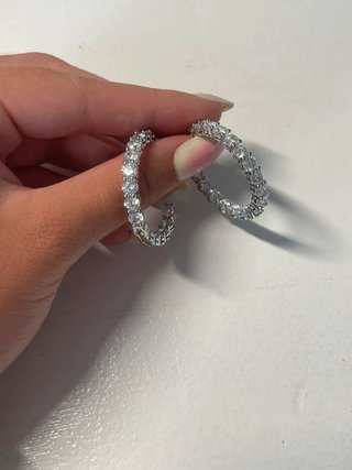 Pendientes aro con piedras brillantes