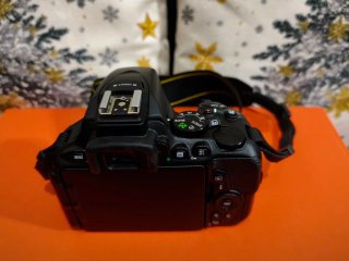 Cámara Nikon D5600 con accesorios