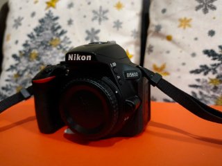 Cámara Nikon D5600 con accesorios