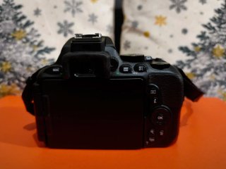 Cámara Nikon D5600 con accesorios
