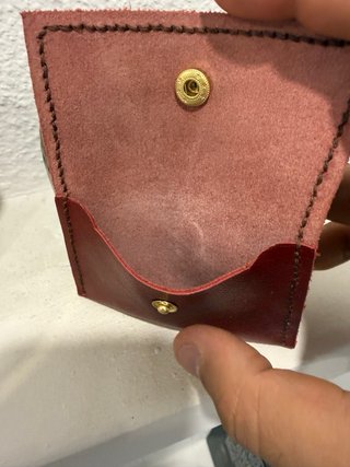 Tarjetero de piel rojo con cierre dorado