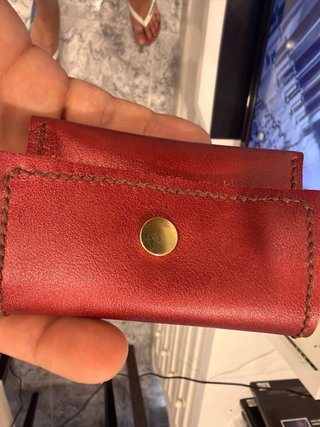 Tarjetero de piel rojo con cierre dorado