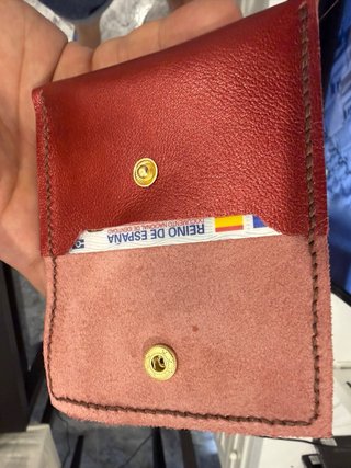 Tarjetero de piel rojo con cierre dorado