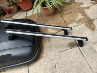 Baúl de coche y barras de baca