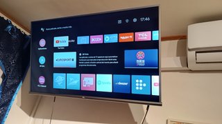 Televisión TCL 44 con soporte de pared