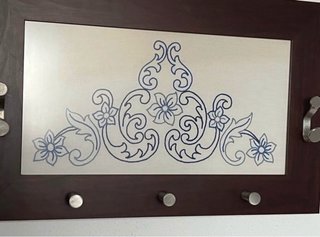 Perchero de pared bordado