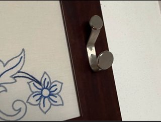 Perchero de pared bordado