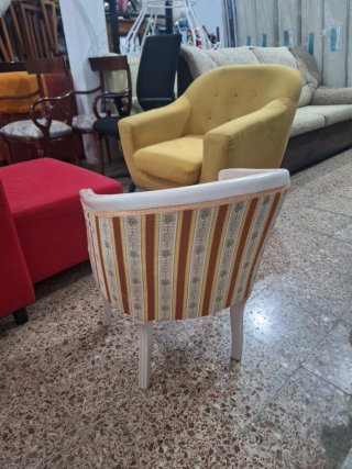 Butaca estilo clásico beige y naranja