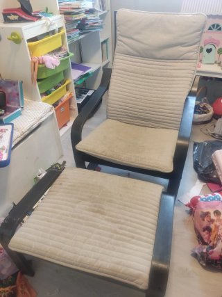 Sillón y reposapiés POÄNG IKEA