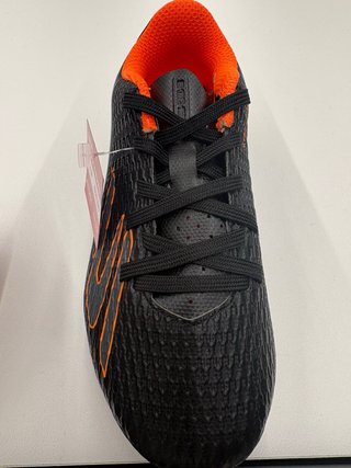 Botas de fútbol niño SKX negras y naranjas