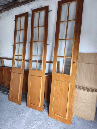 Armario empotrado de madera con puertas de cristal
