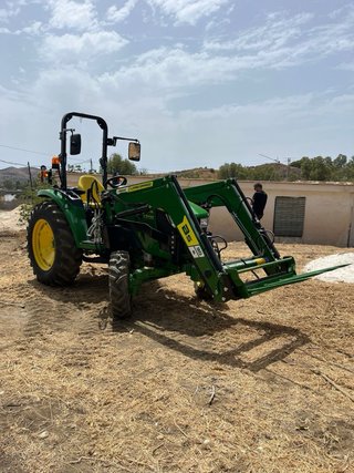 Trator John Deere 4052M con pala y cazo 2025.