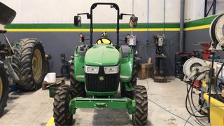 Trator John Deere 4052M con pala y cazo 2025.