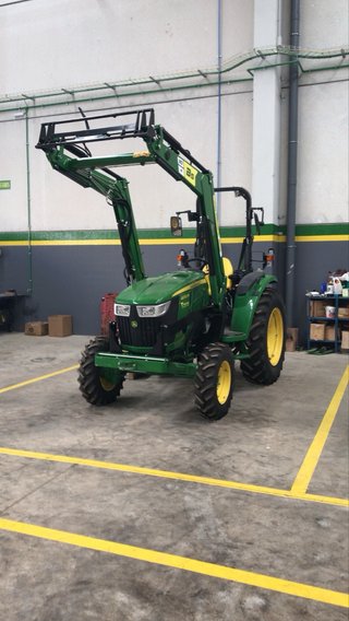 Trator John Deere 4052M con pala y cazo 2025.