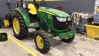 Trator John Deere 4052M con pala y cazo 2025.