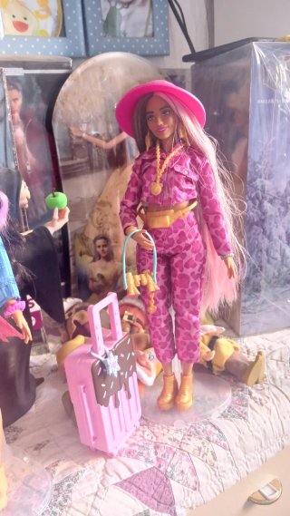 Barbie Extra Muñeca con Ropa Rosa