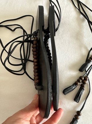 Sandalias Scalpers Piel Negra Cuentas Marrones