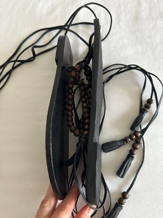 Sandalias Scalpers Piel Negra Cuentas Marrones