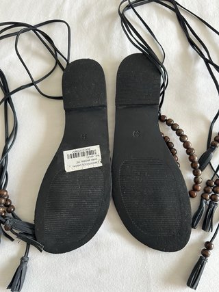 Sandalias Scalpers Piel Negra Cuentas Marrones