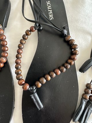 Sandalias Scalpers Piel Negra Cuentas Marrones