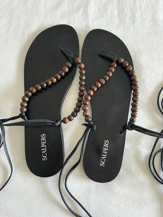 Sandalias Scalpers Piel Negra Cuentas Marrones