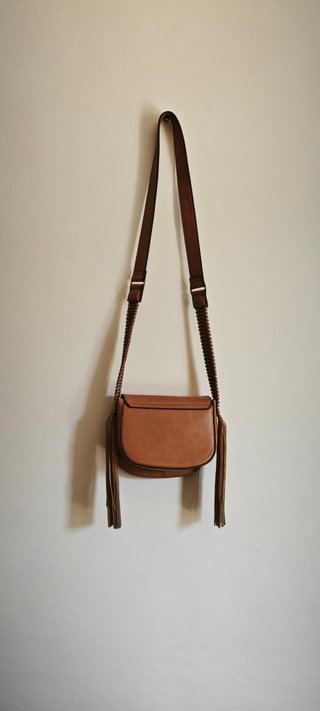 Borsa Nali con frange e tracolla intrecciata