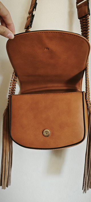 Borsa Nali con frange e tracolla intrecciata