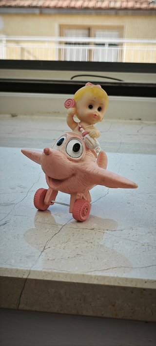 Statuetta bimba in resina con aeroplano