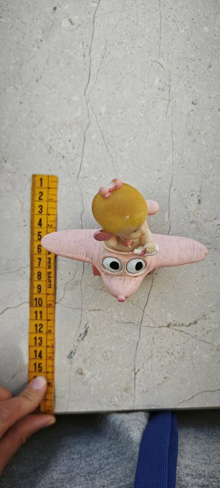 Statuetta bimba in resina con aeroplano