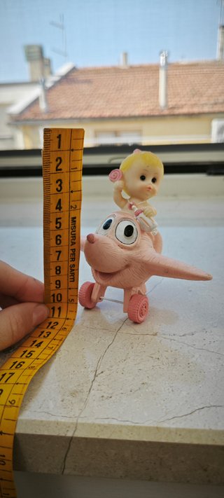 Statuetta bimba in resina con aeroplano
